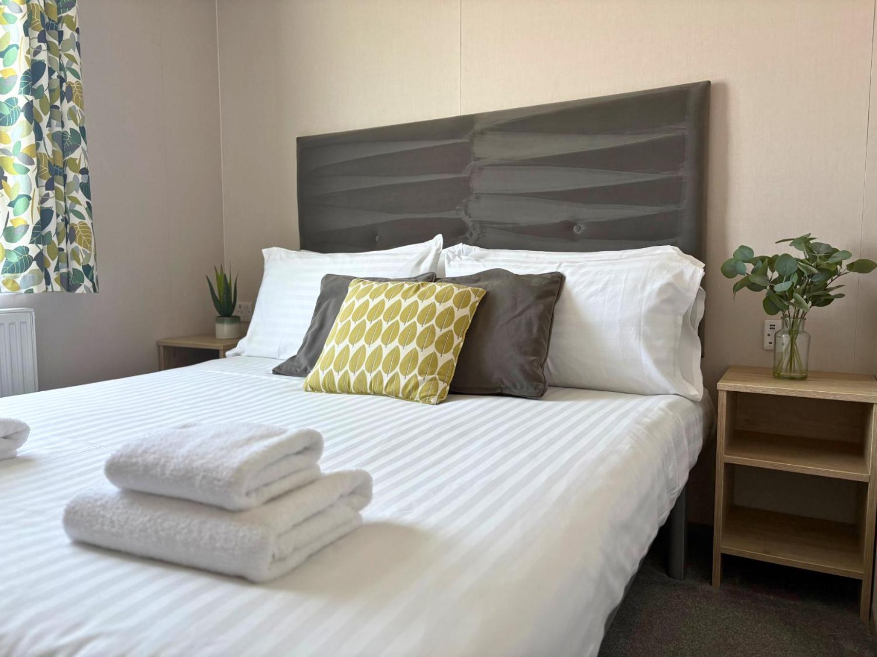 Linwater Caravan Park - Luxury Lodges And Static Caravans Near Edinburgh Newbridge  Exterior foto